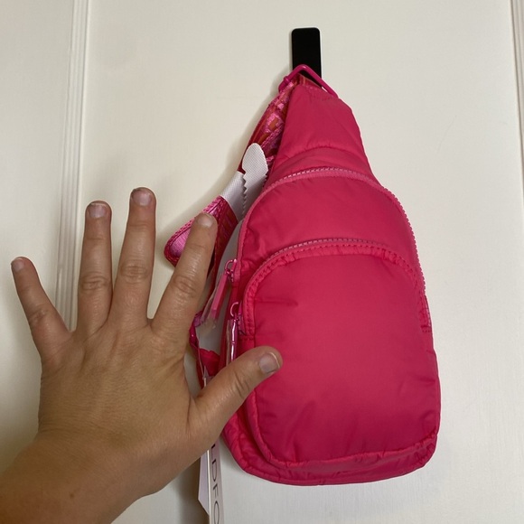 Wildfox Pink Fuchsia Sling Sac Backpack Sporty Casual Design NWT - Picture 3 of 5